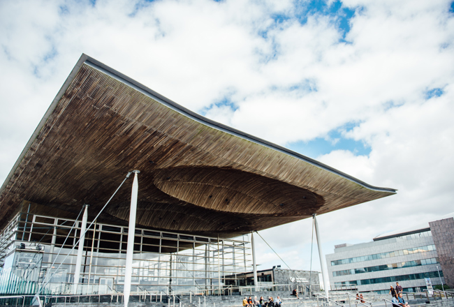 Y tu allan i adeilad Senedd Cymru