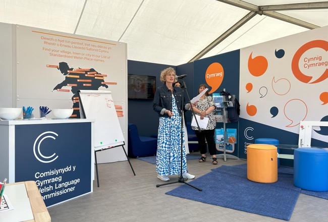 Efa Gruffudd Jones yn siarad yn Eisteddfod 2023
