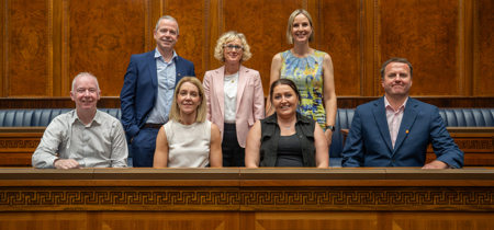 Comisiynydd y Gymraeg ar daith i Belfast 