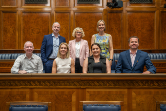 Comisiynydd y Gymraeg ar daith i Belfast