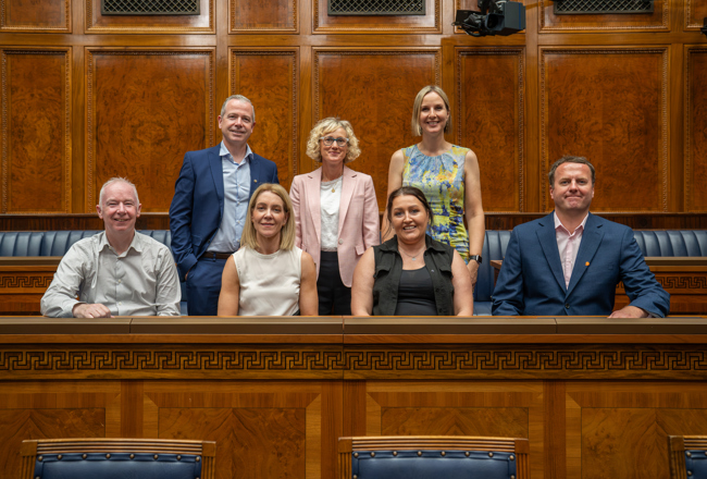 Comisiynydd y Gymraeg ar daith i Belfast