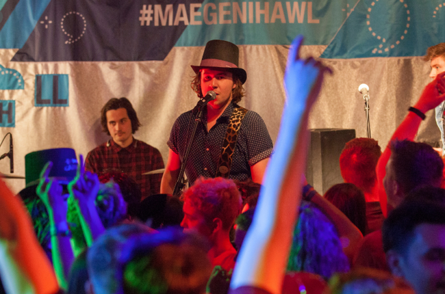 Band yn canu gyda llun ymgyrch mae gen i hawl yn y cefndir