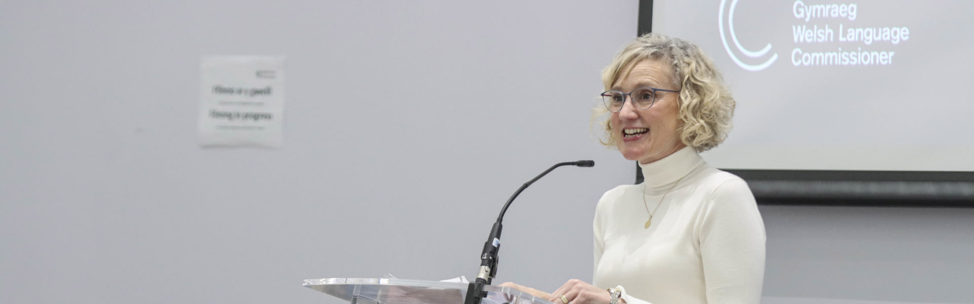 Comisiynydd y Gymraeg