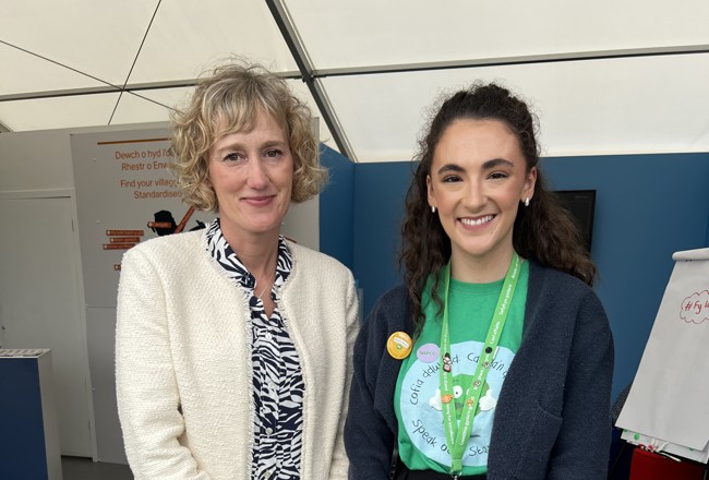 Efa Gruffudd Jones gyda Mali Llyfni o'r NSPCC