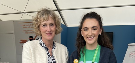 Efa Gruffudd Jones gyda Mali Llyfni o'r NSPCC 