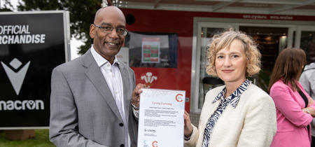 Comisiynydd y Gymraeg yn cyflwyno tystysgrif Cynnig Cymraeg i Undeb Rygbi Cymru 