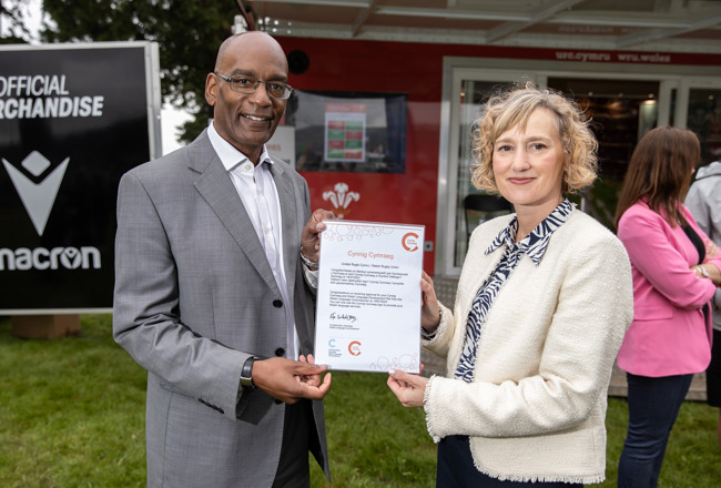 Comisiynydd y Gymraeg yn cyflwyno tystysgrif Cynnig Cymraeg i Undeb Rygbi Cymru