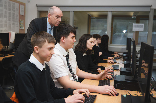 Pobl ifanc wrth ddesgiau