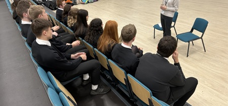 Efa gyda disgyblion y chweched ddosbaeth 