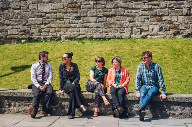 Swyddogion o'r cyngor yn eistedd ar y grisiau