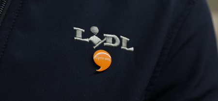 Siaced gyda logo Lidl a bathodyn Iaith Gwaith 