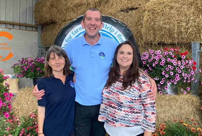 A group from Tir Dewi after accepting their Cynnig Cymraeg