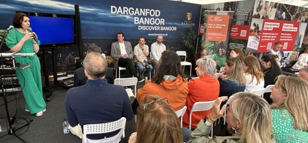 Llun o'r panel ar faes yr Eisteddfod yn Wrecsam 