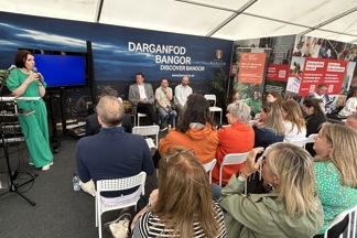 Llun o'r panel ar faes yr Eisteddfod yn Wrecsam