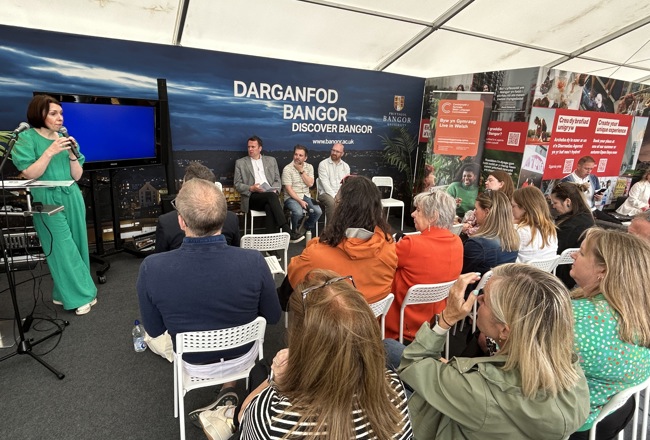 Llun o'r panel ar faes yr Eisteddfod yn Wrecsam