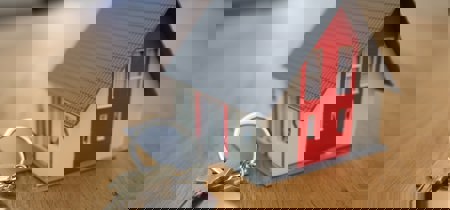 Model tŷ ac allweddi tŷ ar fwrdd 