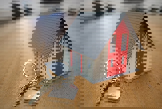 Model tŷ ac allweddi tŷ ar fwrdd
