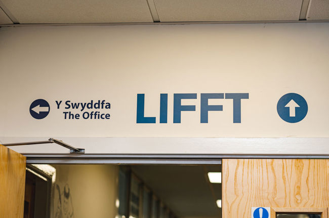 Arwydd lifft