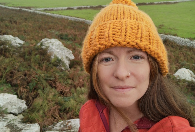 Nia yn gwarchod adar yn ogystal â'r iaith Gymraeg ar Ynys Dewi