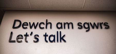Arwydd dewch am sgwrs
