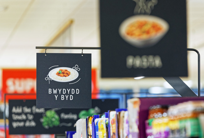 Llun o arwyddion siop Aldi