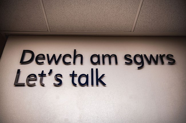 Arwydd Dewch am sgwrs 