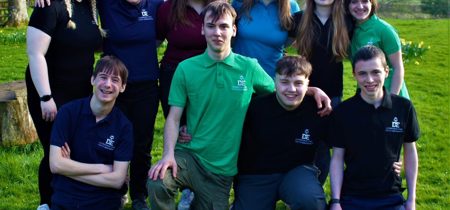 Cyfranogwyr Gwobr Dug Caeredin yn sefyll mewn cae 