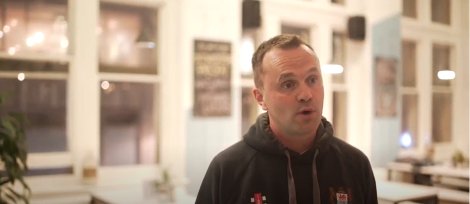 Fideo o Criced Cymru yn hybu'r Gymraeg