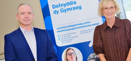 Pól Deeds ac Efa Gruffudd Jones mewn cynhadledd ddiweddar yng Nghaerdydd 
