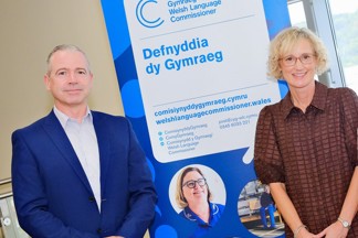 Pól Deeds ac Efa Gruffudd Jones mewn cynhadledd ddiweddar yng Nghaerdydd
