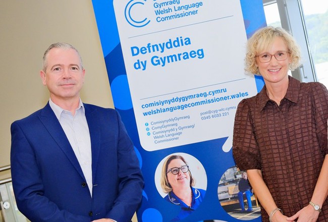 Pól Deeds ac Efa Gruffudd Jones mewn cynhadledd ddiweddar yng Nghaerdydd