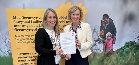 Comisiynydd y Gymraeg yn cyflwyno tystysgrif Cynnig Cymraeg i WWF 